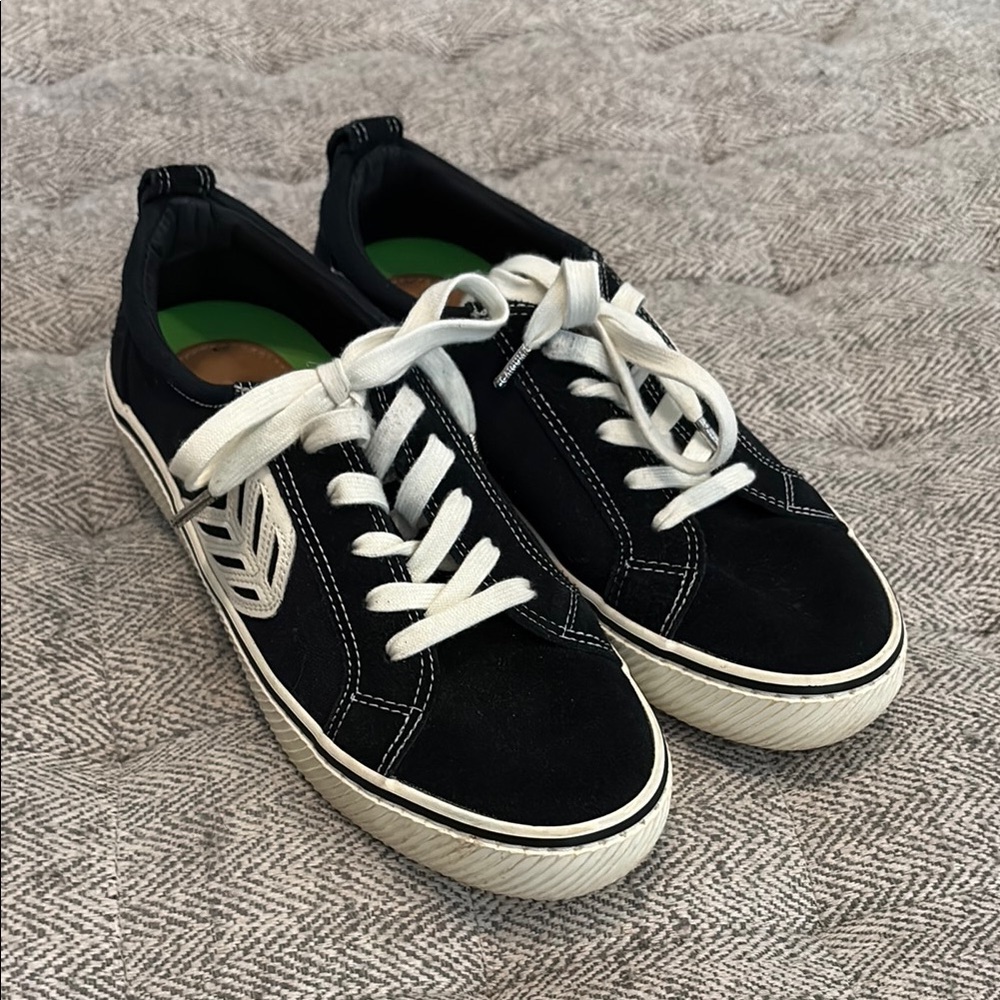 Cariuma sneakers size 7.5